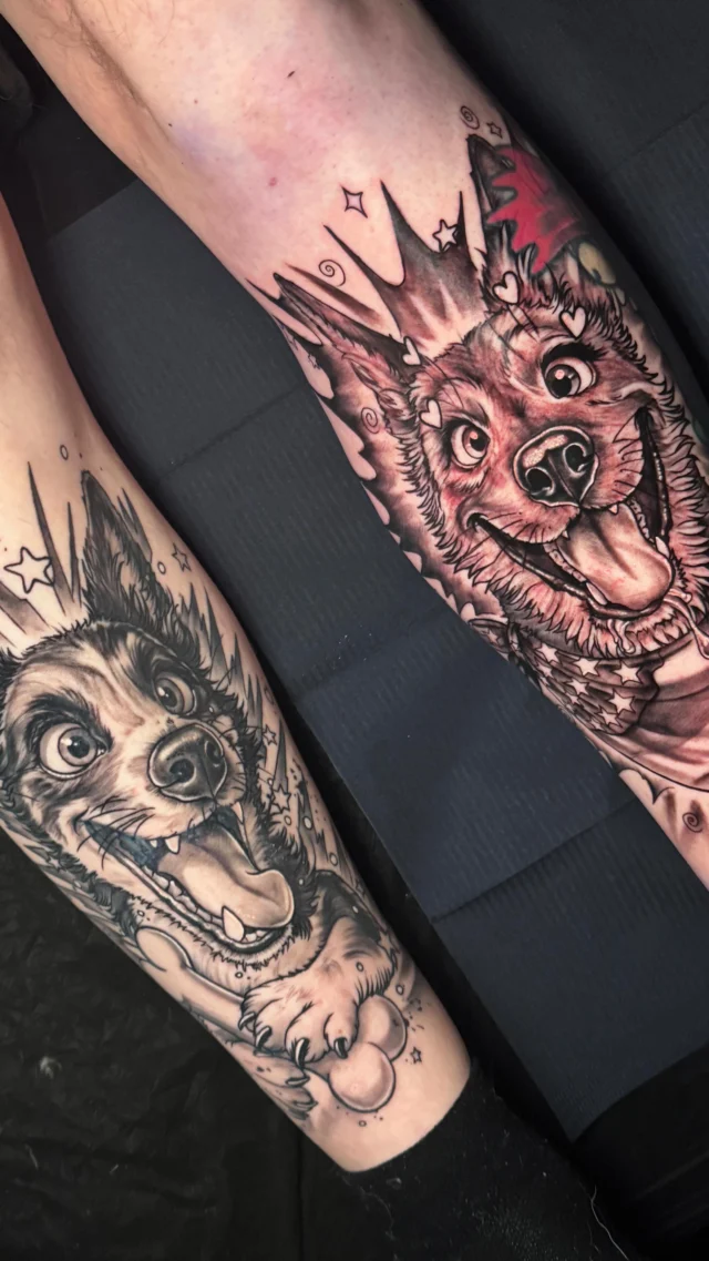Das sind Icy und Joe, die beiden gehören einem meiner Kunden, der Hundetrainer ist.
Eigentlich war ein ganz anderes Motiv geplant, aber nach ein bisschen Kennenlernen und Herumspinnen war schnell klar: Hochrealistische Porträts würden weder zum Bein, noch zum Menschen, noch zu den Hunden passen. Denn alle drei sind einfach herrlich verrückte Nudeln. 🤣
Für jeden der Hunde haben wir kleine, persönliche Details eingebaut, die man nur versteht, wenn man die Geschichte dahinter kennt – und genau das macht es perfekt. 🤪
Es war mir wirklich ein inneres Blumenpflücken.
PS: Der linke Hund ist übrigens erst ca. zwei Wochen alt. 🐾